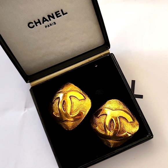 Rare! CHANEL CC 18K Gold Plated Clip On Earrings Diamond Shape + Original Box - Picture 2 of 9